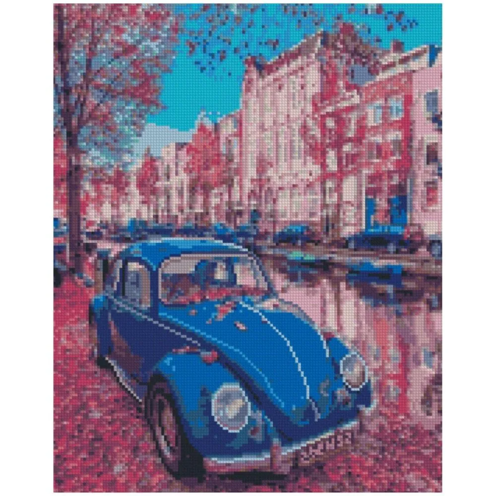 Алмазна мозаїка Strateg ПРЕМІУМ Синій автомобіль у рожевому місті 40х50 см FA0039