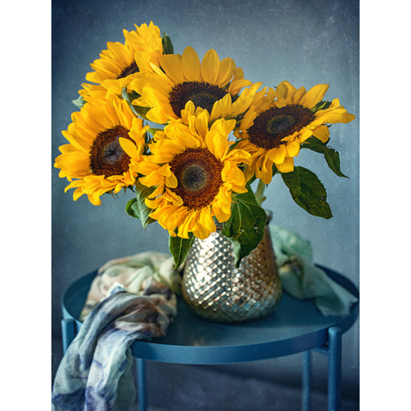 Diamantmosaik Strateg PREMIUM Stillleben mit Sonnenblumen in einer rahmenlosen Vase Größe 40x50 cm (GC86122)