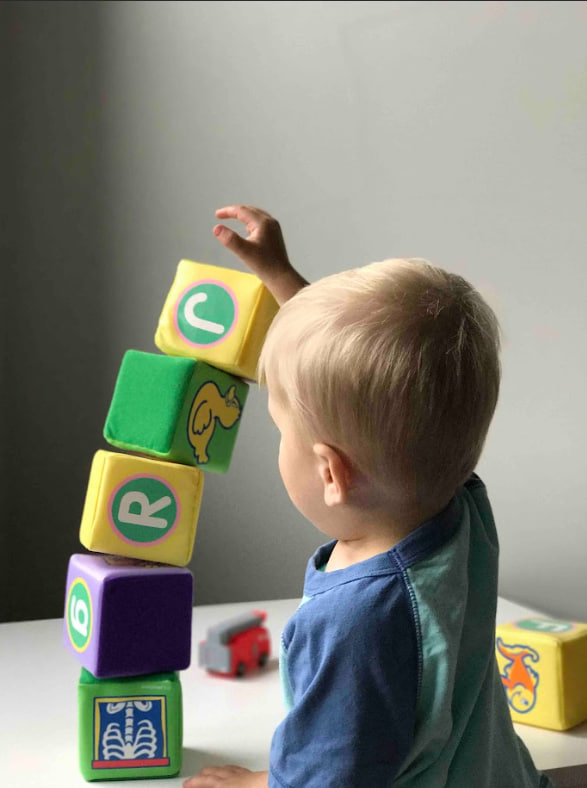 Ефективне використання іграшок для навчання алфавіту, цифр та базових знан